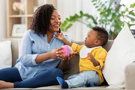 4-8个月的孩子，出现十种情况暗示发育迟缓，家长尽快带娃去查查图片