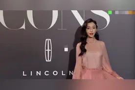 女星为比美有多拼？杨颖冻到抖，金晨穿浴袍凹造型，李雪琴画锁骨图片