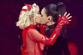 小S、蔡依林台上激吻，力度不输王大陆，一黑一红性感十足图片