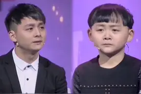 双胞胎兄弟30年后，弟弟成高大帅小伙，哥哥还是6岁孩子模样图片