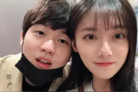 Rookie结束隔离，小钰晒合照尽显夫妻相，JKL前排恰柠檬图片