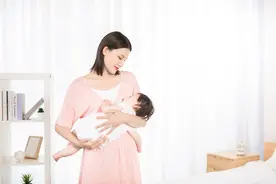 辟谣，摇着哄宝宝好睡？家长要小心摇晃综合症，会影响孩子智商图片