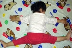 孩子睡觉总爱“满床跑”，亲妈仔细研究，才明白自己“犯了错”图片