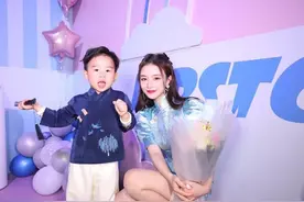 王思聪前女友雪梨，带3岁儿子走秀，穿短旗袍勒出细腰长腿抢镜图片