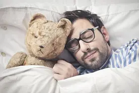 你经历过“鬼压床”吗？意识很清楚却不能动，是什么原因造成的？图片