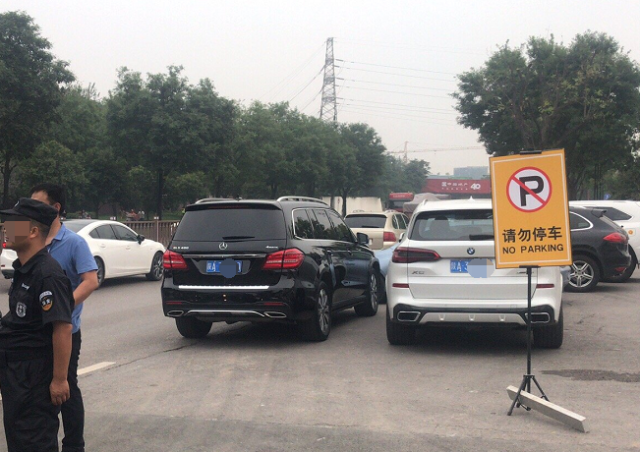 贵族学校开始报名，门口停的都是BBA，一年的学费就要15万