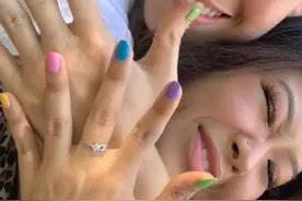 Rich Brian公开恋情晒与女友合影 亲密相拥灿笑秀恩爱图片