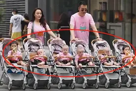 小夫妻带6个宝宝上街“横行霸道”引路人围观，网友感叹：真敢生图片