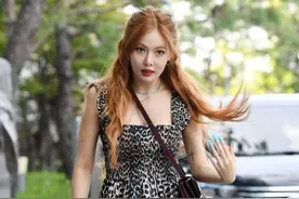 泫雅豹纹无袖上衣搭短裤秀好身材 大方甜笑对镜打招呼图片