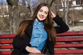 看乌克兰美女网红有多美？让“躺着挣钱”的中国小伙抱得美人归图片