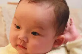 娃耳朵上有“拴马桩”代表有福气？别迷信，“附耳”不是“福耳”图片