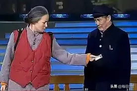 经典小品《钟点工》：宋丹丹说赵本山是没事找抽型的图片