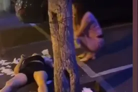“你媳妇在马路上躺着你不管了？”辽宁女子深夜醉酒，闺蜜向其老公求助被拒图片