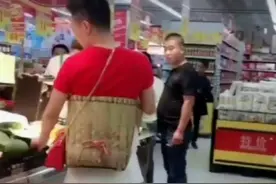 男子穿女装上街，路人纷纷指责，看清后惭愧不已！图片