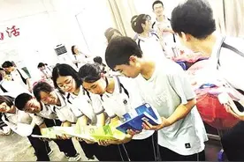 建阳一中高三学子进行以“放飞心情，轻松应考”为主题的师生班级心理素质拓展活动图片