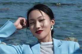 青岛一美女，经常用艾叶煮水洗头，3个月后，出现了什么变化？图片