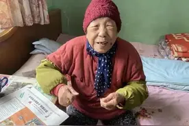 “101岁老妈帮我补袜子、缝纽扣！”61岁儿子的朋友圈火了图片