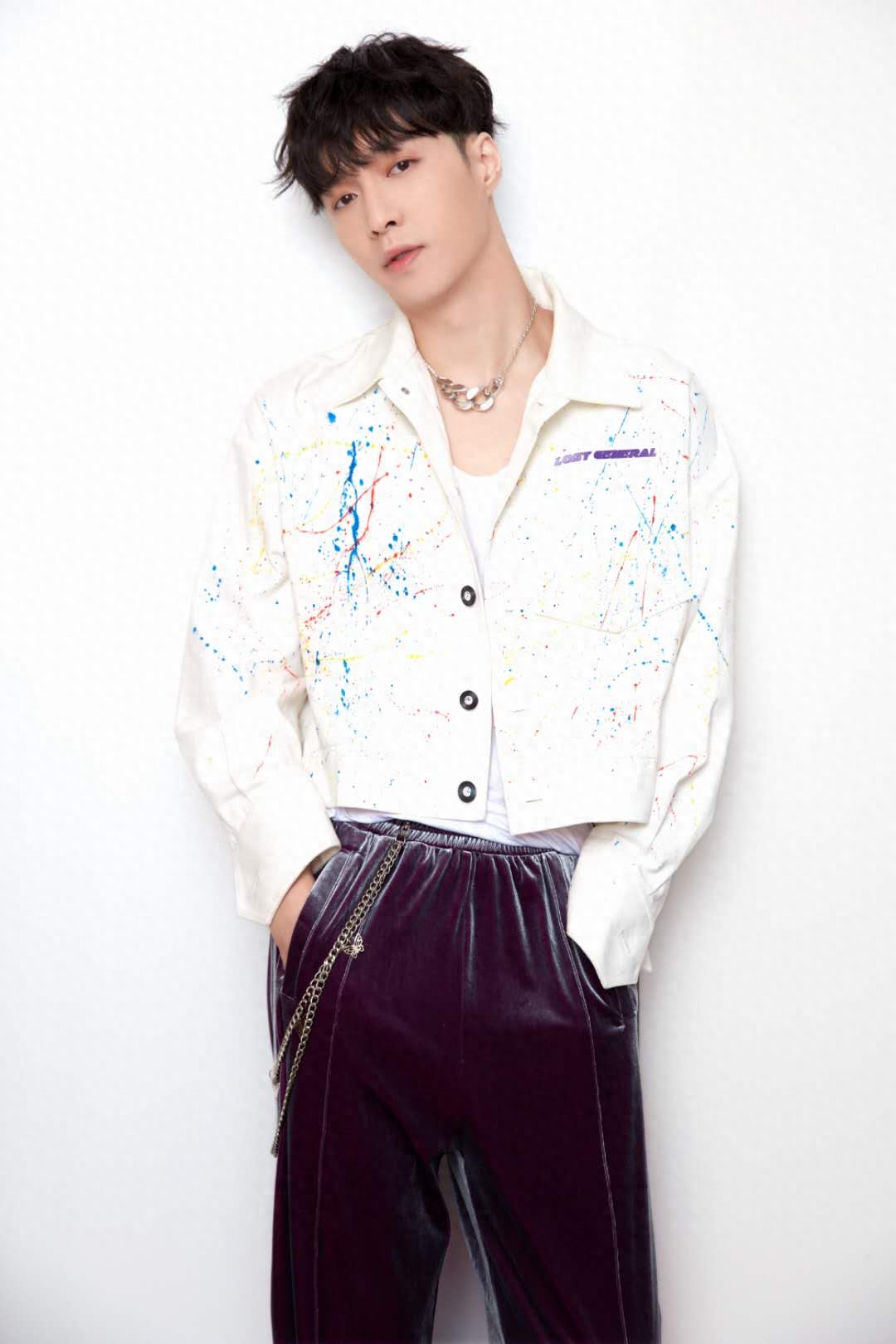 张艺兴白色涂鸦外套,这身材比列简直绝了,谁能不爱