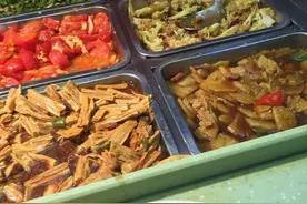 吃10元快餐的人与喝20元奶茶的人，一个是生存，一个是生活图片