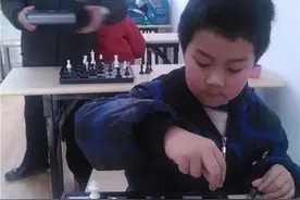 8岁的温佳铭荣获国际象棋棋协大师图片