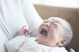 辟谣：宝宝一哭妈妈就抱，会惯坏？真相和你想的不一样！图片