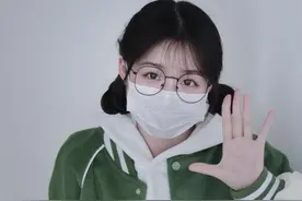 戴口罩的双马尾少女，俏皮可爱图片