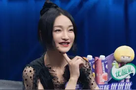 周迅节目新造型！欧根纱配短裤，45岁还光腿穿“透明袜”太晃眼图片