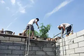 丈夫去世之后，她嫁给了老公的哥哥，村里人都为他们祝福图片