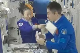 太空吃饭真讲究，完事连空气都给擦一遍……图片