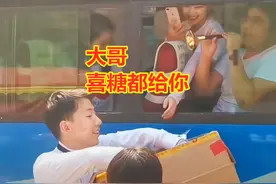 陕西：男子堵车偶遇婚礼，他拿起唢呐吹奏，新郎一听赶紧送上喜糖图片