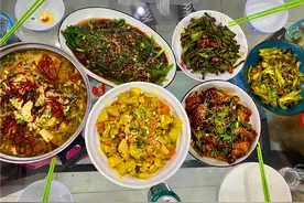 老公请同事来家里吃饭，我下厨做一桌菜，上桌却说我精明过头了图片