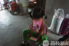 好险！3岁女孩爬上10楼没防护的窗台图片