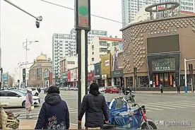 广场街与光荣路交叉口交通信号灯显示有误图片