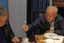 江苏93岁父亲给73岁儿子过生日，为其夹菜还温柔摸脸，网友：羡慕图片