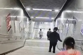 女孩因一个动作摔下20多层台阶！网友：隔着屏幕都觉得痛图片