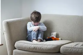 妈妈鼓励儿子独自沟通拍照：拥有这项特质，孩子才能不惧挑战图片