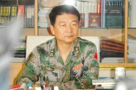 镜头里的将军：赵宗歧审问越军少尉，拍桌子大吼，吓得俘虏打抖图片