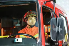 南宁：后视镜里的“精神小伙”：不拿水枪，我照样优秀图片