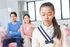 总是大声“吼”孩子，会影响孩子智力，嗓门高的家长别怪孩子笨了图片