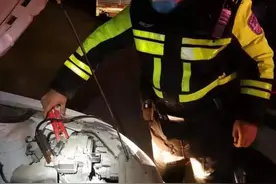 暖心！汽车亏电打不着火，警务站民警帮对火图片