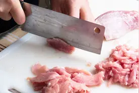 教你正确切肉的方法，掌握这个切肉法，还用担心刀工不好？