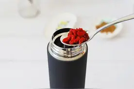 保温杯不只属于冬天和中老年，一些年轻奥运健儿和明星夏天也在用图片