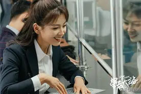 戴笑盈在《星辰大海》中扮演梁冰，做过歌手的她和黄渤是同学吗？图片