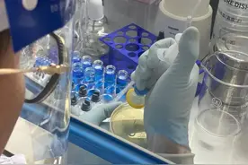 “我不是药神，但不能等孩子死去”！高中学历父亲冒险自己制药引争议图片