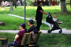 儿女双全又怀了第三胎，要还是不要？乡下婆婆偷偷在我枕头底下塞东西……图片