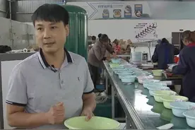80后小伙返乡养泥鳅养鱼，一年卖出3000万，带领养殖户共同致富图片
