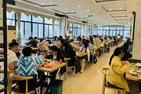 大学生“忘带”饭卡，好心的食堂阿姨免费为其打饭，结果反被举报图片