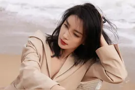 李冰冰裸色西装解扣玩深V 锁骨突出身材紧致撩人图片