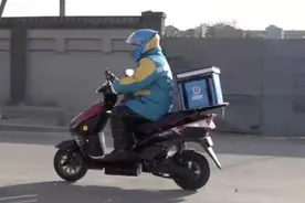 为救母亲接单电动车损坏泪奔的快递员收到闪送公司赠予新车图片