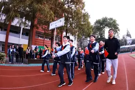 泪目！全场合唱《我和我的祖国》，这所学校的运动会太燃了图片